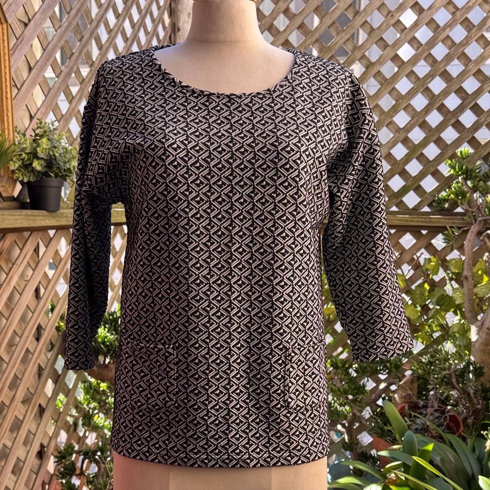 Chico’s Weekend Black and White knit Patterned Top. Size 0 (small). EUC